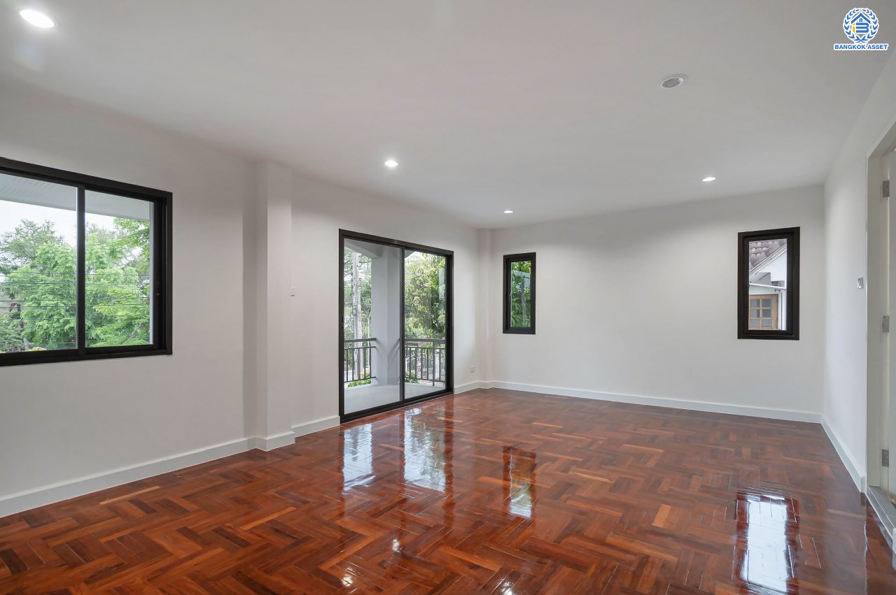 บ้านมือสองตกแต่งใหม่ โครงการ กฤษดานคร18 พุทธมณฑลสาย3 เนื้อที่ 80 ตร.ว. บนพื้นที่ใช้สอยมากถึง 272.57 ตร.ม. อีกระดับของฟังก์ชัน 4 ห้องนอน 3 ห้องน้ำ จอดรถได้ 2 คัน บรรยากาศสุด Private บนทำเลศักยภาพเชื่อมต่อหลายเส้นทาง ใกล้เซ็นทรัลปิ่นเกล้า ม.มหิดล และทางด่วน "ศรีรัช"